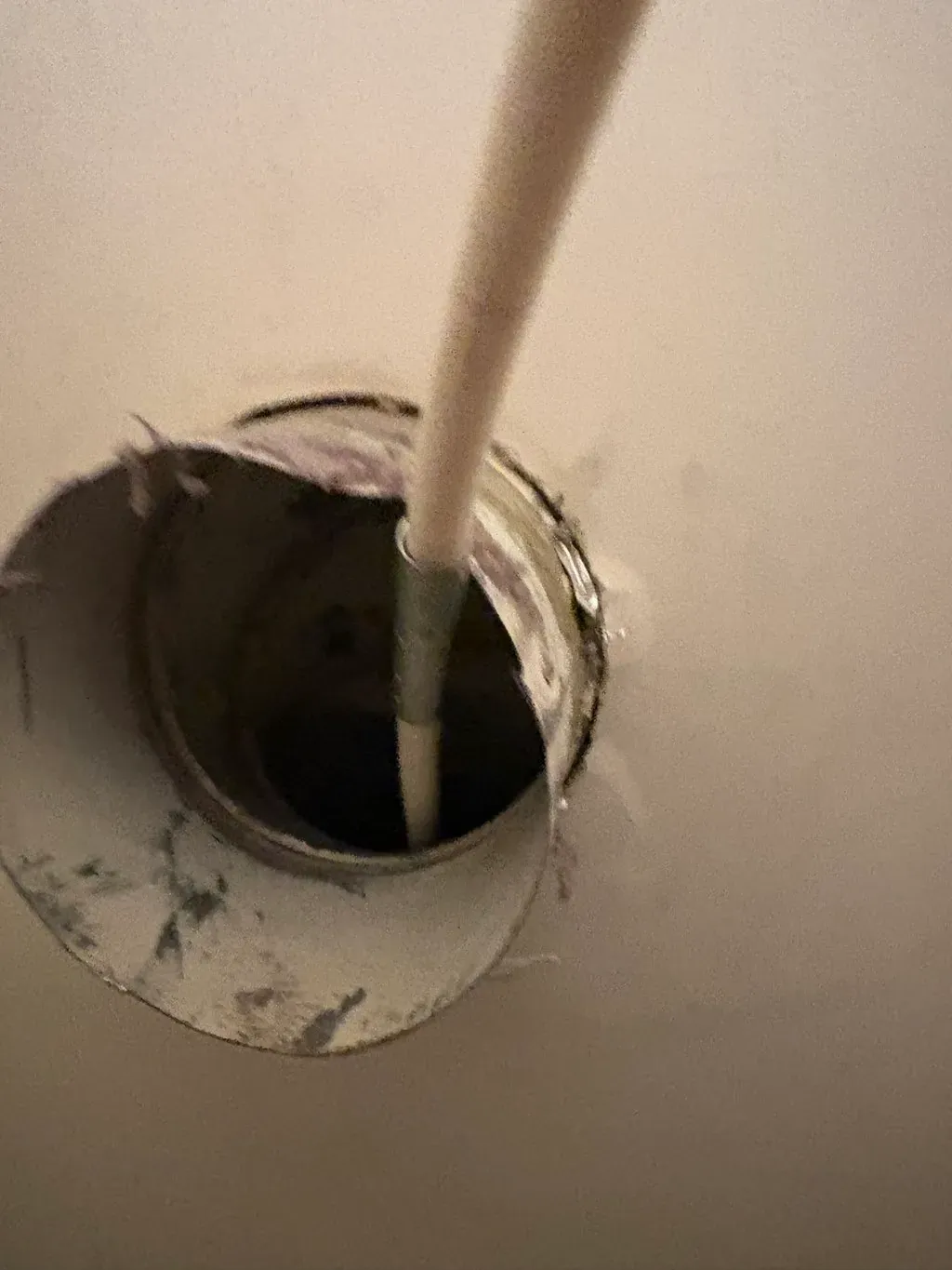 Rotary rod working inside a dryer duct in the wall