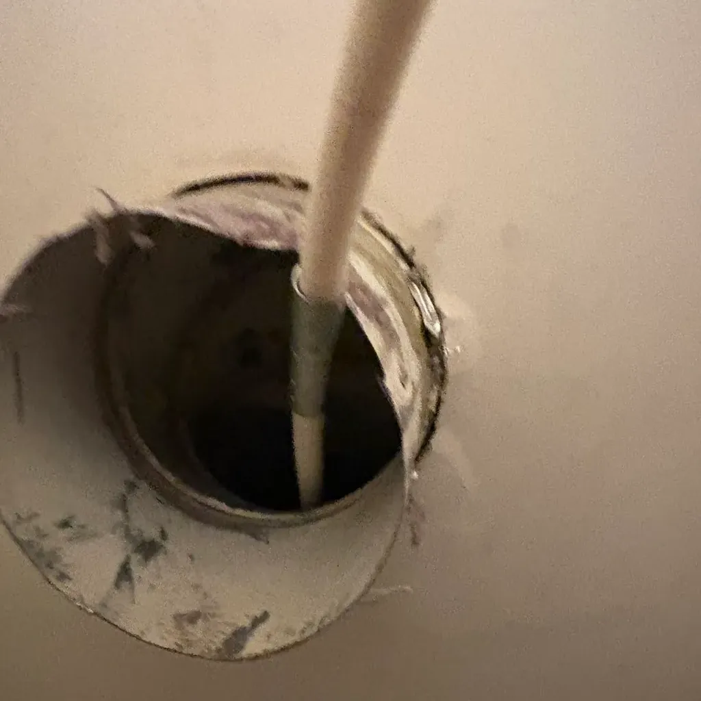 Rotary rod working inside a dryer duct in the wall